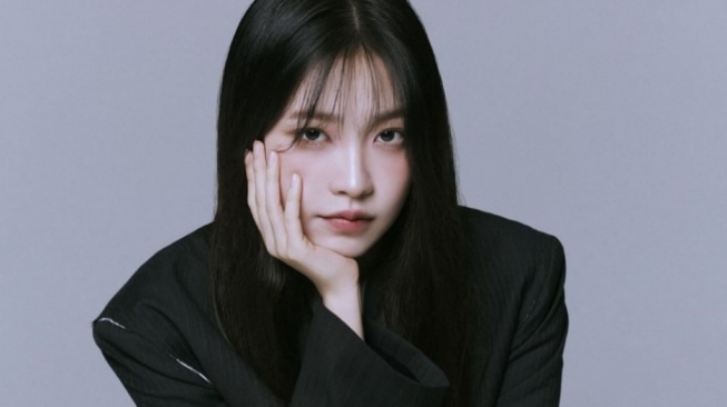 Girl Crush Alert! 4 OOTD Hitam ala Yeri Red Velvet yang Effortless Keren