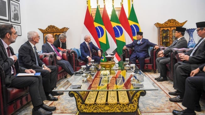 Presiden Prabowo Subianto (ketiga kanan) berbincang dengan Presiden Brazil Luiz Inacio Lula da Silva (kelima kiri) saat pertemuan di Istana Merdeka, Jakarta, Kamis (23/10/2025). [ANTARA FOTO/Aditya Pradana Putra/sgd/agr]