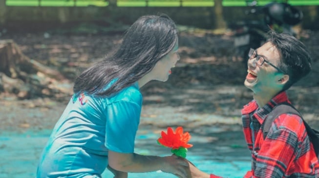 Pacaran: Topik yang Tak Pernah Lolos di Ruang Tamu