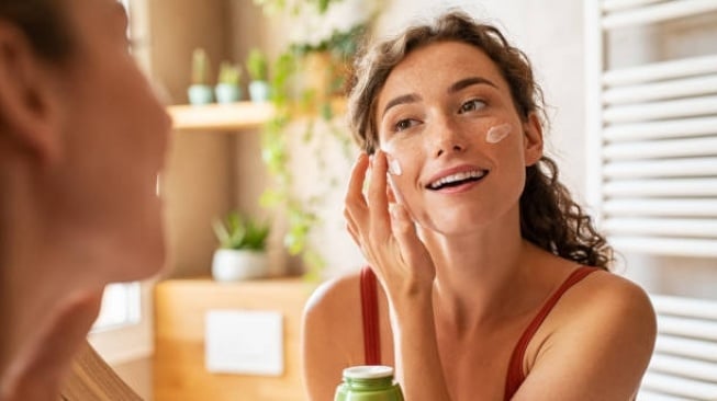 Flek Hitam Sudah Muncul di Usia 30-an? Ini 5 Rekomendasi Moisturizer Untuk Menghilangkannya