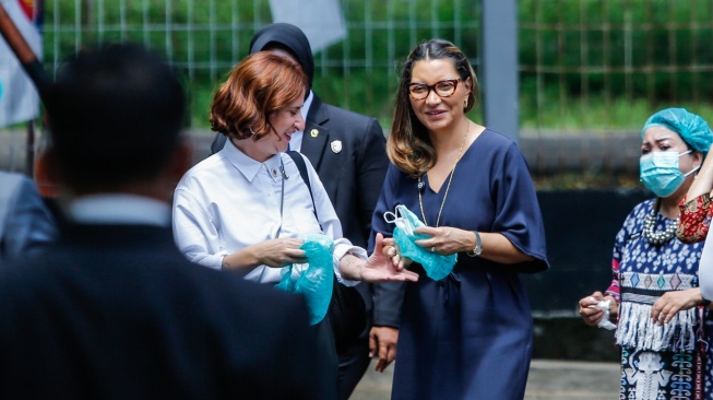 Ibu Negara Brazil Janja Da Silva (kedua kanan) keluar ruangan usai melihat dapur SPPG Halim 02, Jakarta, Jumat (24/10/2025). [ANTARA FOTO/Asprilla Dwi Adha/YU]