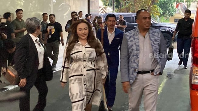 Lisa Mariana kembali menjalani pemeriksaan sebagai tersangka dalam kasus pencemaran nama baik terhadap Ridwan Kamil di Bareskrim Polri, Jumat (24/10/2025). Penampilan Lisa kali ini mencuri perhatian dan dia tampak santai menjalani pemeriksaan. [Rena Pangesti/Suara.com]
