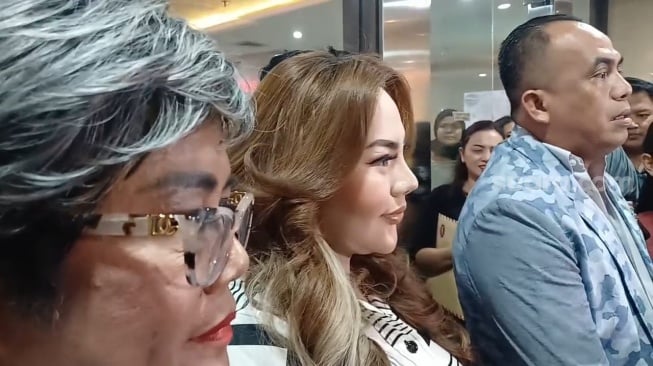 Lisa Mariana kembali menjalani pemeriksaan sebagai tersangka dalam kasus pencemaran nama baik terhadap Ridwan Kamil di Bareskrim Polri, Jumat (24/10/2025). Penampilan Lisa kali ini mencuri perhatian dan dia tampak santai menjalani pemeriksaan. [Rena Pangesti/Suara.com]