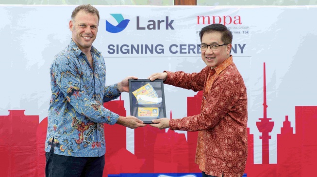 (Ki-ka) Mark Dembitz selaku General Manager of APAC, Lark dan Jerry Goei selaku Deputy Chief Executive Officer PT Matahari Putra melakukan peresmian kemitraan strategis antara kedua perusahaan. [Dok. Lark]