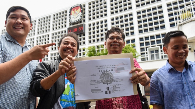 Pakar Telematika Roy Suryo (kedua kiri) bersama Pengamat Kebijakan Publik Bonatua Silalahi (kedua kanan) memperlihatkan salinan foto copy ijazah presiden ke-7 RI Joko Widodo yang dilegalisir ketika mendaftar sebagai capres pada Pemilu 2014 di Komisi Pemilihan Umum (KPU), Jakarta, Jumat (24/10/2025). [ANTARA FOTO/Indrianto Eko Suwarso/foc]

