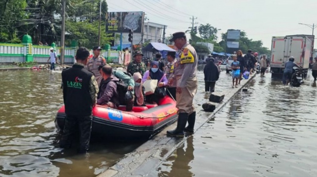 Jalur Pantura Semarang Masih Lumpuh! Banjir 70 Cm Kepung RSI Sultan Agung, Pasien Dievakuasi