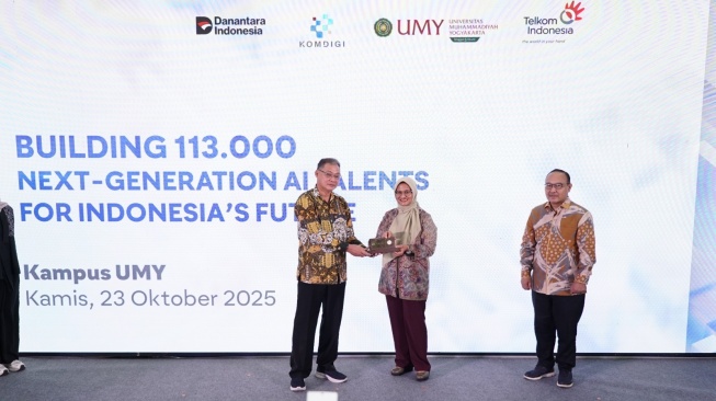 Direktur Utama Telkom Dian Siswarini saat memberikan cinderamata pada acara Digistar Connect: Building 113.000 Next Generation AI Talents for Indonesia’s Future di Universitas Muhammadiyah Yogyakarta (UMY) pada Kamis (23/10/2025) (Dok: Telkom)