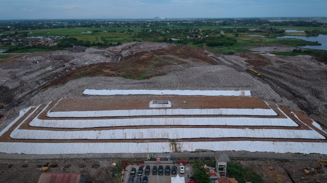 Foto udara tumpukan sampah yang dilapisi dengan tanah dan geotextile di TPA Jatiwaringin Kabupaten Tangerang, Banten, Jumat (24/10/2025). [ANTARA FOTO/Putra M. Akbar/foc]