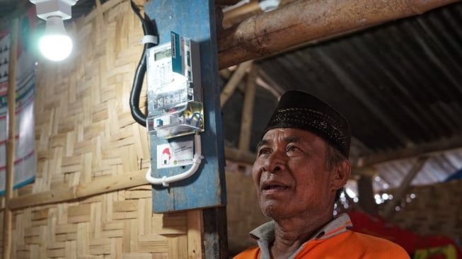 Ruslam, warga Desa Bandar Jaya, Kecamatan Sekayu, Kabupaten Musi Banyuasin, Sumatera Selatan, menyatakan kini rumahnya terang setiap malam (Dok: ESDM)