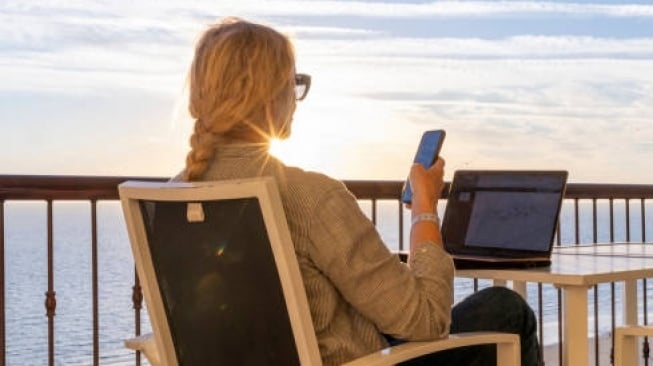 7 Sunscreen untuk Melindungi Wajah dari Blue Light, Perlambat Proses Penuaan