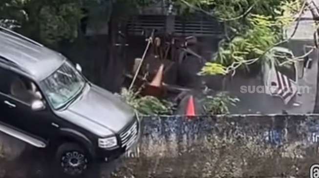 Gagal Dievakuasi, Mobil SUV Hitam Malah Tercebur di Aliran Sungai Daan Mogot Kebon Jeruk