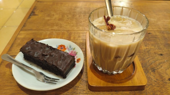 Menu di Buaian Coffee & Service, Ballerina dan Brownies. [Suara.com/ Gradciano Madomi Jawa]
