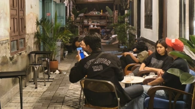 Pengunjung di Buaian Coffee & Service. [Suara.com/ Gradciano Madomi Jawa]