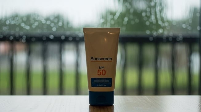 Ilustrasi pentingnya memakai sunscreen saat musim hujan. (Google AI Studio)