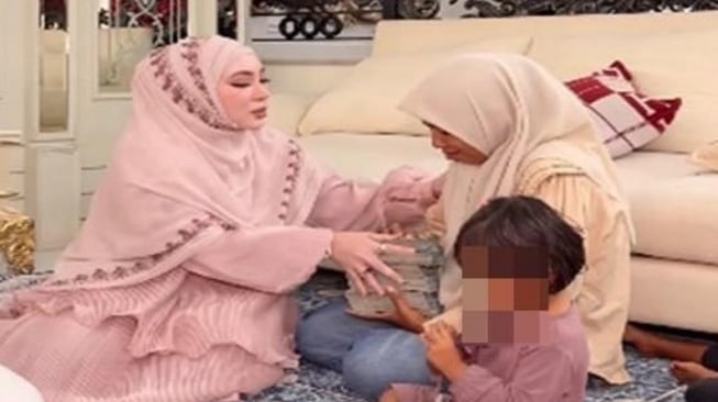 Shella Saukia bantu wanita Aceh diceraikan suami usai lulus PPPK. [Dok. Istimewa]