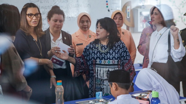 Ibu Negara Brazil Janja Da Silva (kiri) melihat siswa Makan Bergizi Gratis di SD Angkasa 05 Halim, Jakarta, Jumat (24/10/2025). [ANTARA FOTO/Asprilla Dwi Adha/YU]