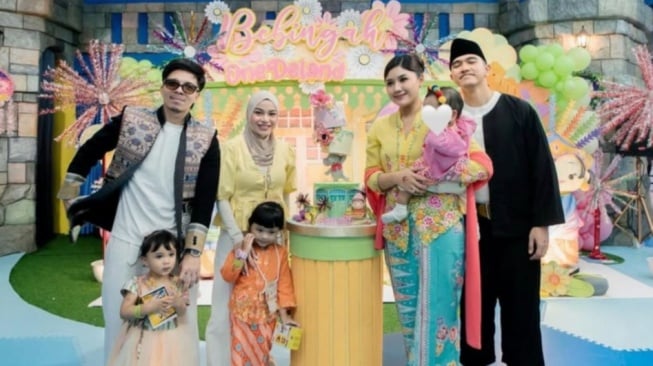 Kaesang Pangarep dan Erina Gudono baru saja merayakan ulang tahun putri tercinta, Bebingah Sang Tansahayu yang pertama.