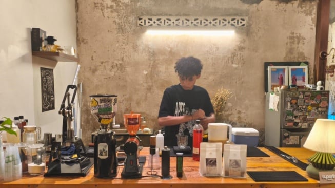 Sanggit (22) sedang menyiapkan pesanan. [Suara.com/ Gradciano Madomi Jawa] 