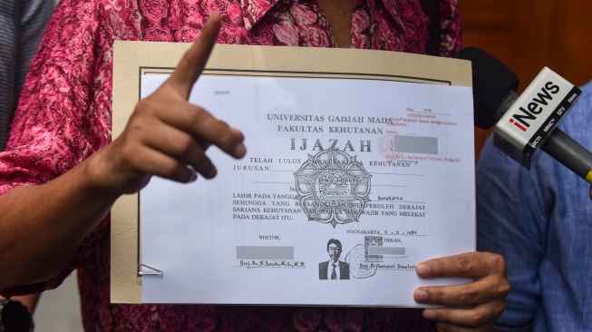 Pengamat Kebijakan Publik Bonatua Silalahi memperlihatkan salinan foto copy ijazah presiden ke-7 RI Joko Widodo yang dilegalisir ketika mendaftar sebagai capres pada Pemilu 2014 di Komisi Pemilihan Umum (KPU), Jakarta, Jumat (24/10/2025). [ANTARA FOTO/Indrianto Eko Suwarso/foc]