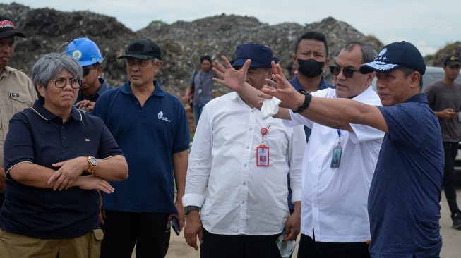 Menteri Lingkungan Hidup Hanif Faisol Nurofiq (kanan) meninjau lokasi yang akan dibangun proyek Pengolahan Sampah Energi Listrik (PSEL) saat melakukan kunjungan di TPA Jatiwaringin Kabupaten Tangerang, Banten, Jumat (24/10/2025). [ANTARA FOTO/Putra M. Akbar/foc]