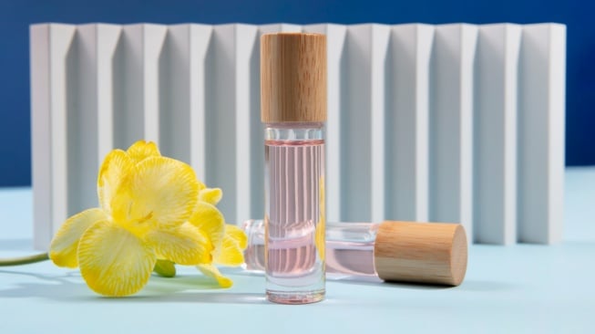 10 Parfum Tahan Lama yang Aman Dibawa di Kabin Pesawat untuk Pria dan Wanita