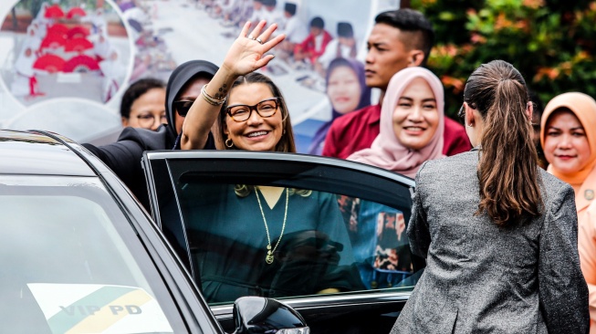 Ibu Negara Brazil Janja Da Silva (kiri) melambaikan tangan usai melihat proses Makan Bergizi Gratis di SD Angkasa 05 Halim, Jakarta, Jumat (24/10/2025). [ANTARA FOTO/Asprilla Dwi Adha/YU]