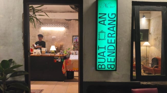 Penampakan Buaian Coffee & Service dari pintu depan. [Suara.com/ Gradciano Madomi Jawa]