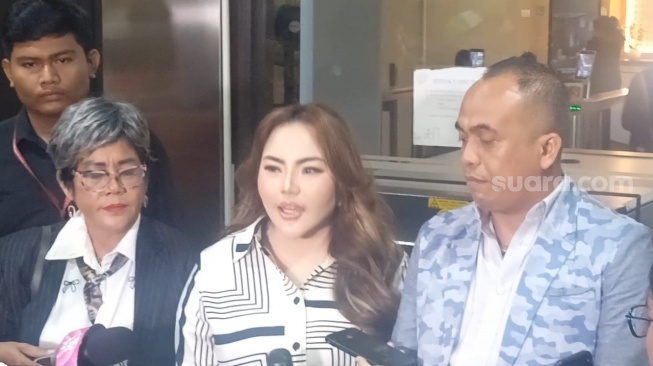 Lisa Mariana usai menjalani pemeriksaan di Bareskrim Polri pada Jumat, 24 Oktober 2025. [Suara.com/Rena Pangesti]