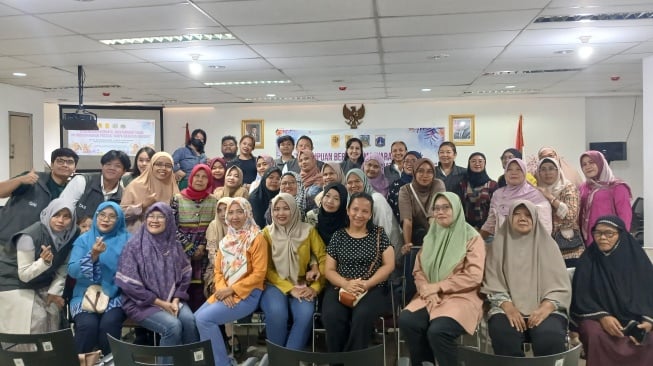 Tim Pengabdian Masyarakat Fakultas Ekonomi dan Bisnis (FEB UI) bersama dengan ibu-ibu RW 11 Kelurahan Manggarai, Kecamatan Tebet, Jakarta Selatan. (Suara.com/Tantri Amela)