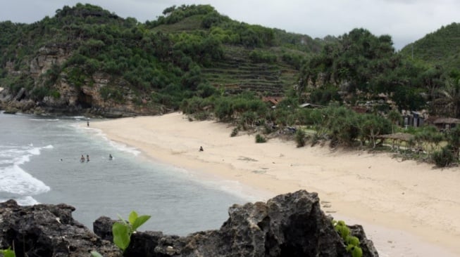 Gunungkidul - Pantai Sepanjang. [Dinas Pariwisata Kabupaten Gunungkidul]