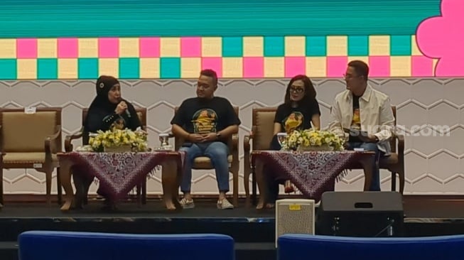 Suasana konferensi pers jelang Konser Pandangan Pertama - Tribute to A. Rafiq di kantor Kementerian Pendidikan Dasar dan Menengah RI di kawasan Senayan, Jakarta Pusat, Jumat, 24 Oktober 2025. [Suara.com/Adiyoga Priyambodo]