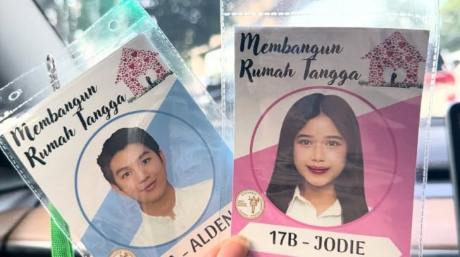Brisia Jodie pamer foto berlatar belakang biru (Instagram)