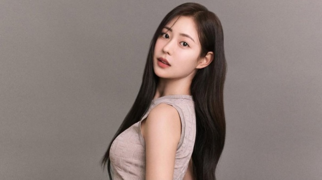 Hangout sampai Dinner Date! 4 Gaya OOTD Basic Shin Seul Ki yang Fleksibel