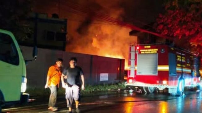 Kebakaran Gudang Limbah B3 Sebar 'Jejak Hitam' di Permukiman, Nasib Warga Terancam?