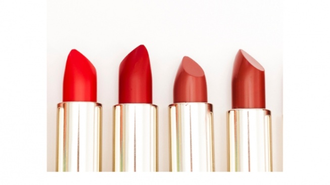 7 Rekomendasi Lipstik untuk Bibir Hitam yang Aman dan Harga Terjangkau!