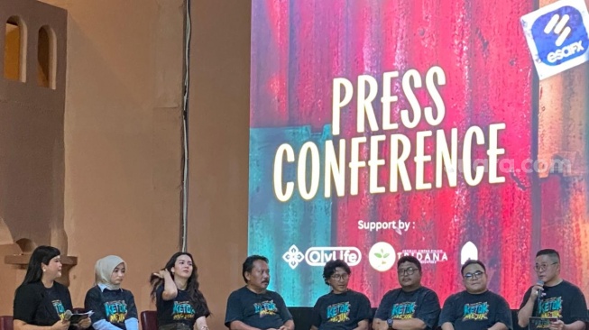 Konferensi pers film Ketok Mejik yang digelar di kawasan Duren Sawit, Jakarta Timur pada Minggu, 26 Oktober 2025. [Suara.com/Tiara Rosana]