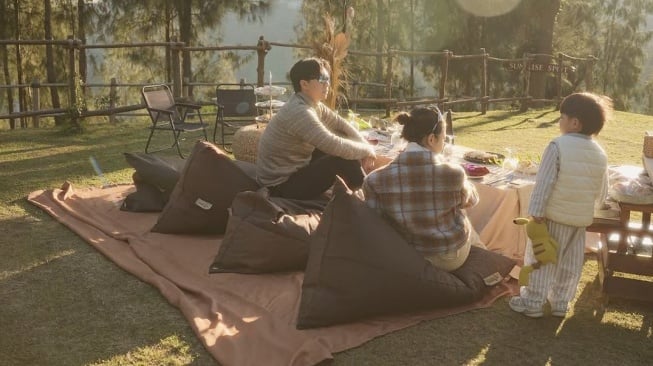 Nikita Willy liburan di Bromo. (Instagram/nikitawillyofficial94)