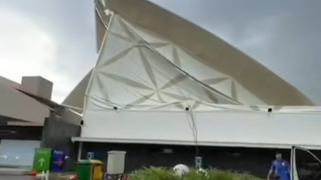 Detik-detik Atap Lapangan Padel Taman Vila Meruya Ambruk Diterjang Badai Jakarta