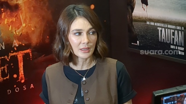 Luna Maya dalam perilisan teaser trailer 'Suzzanna: Dosa di Atas Dosa' dalam gelaran Indonesia Comic Con di Jakarta International Convention Center, Minggu, 26 Oktober 2025. [Suara.com/Adiyoga Priyambodo]