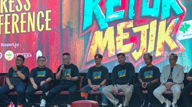 Konferensi pers film Ketok Mejik yang digelar di kawasan Duren Sawit, Jakarta Timur pada Minggu, 26 Oktober 2025. [Suara.com/Tiara Rosana]