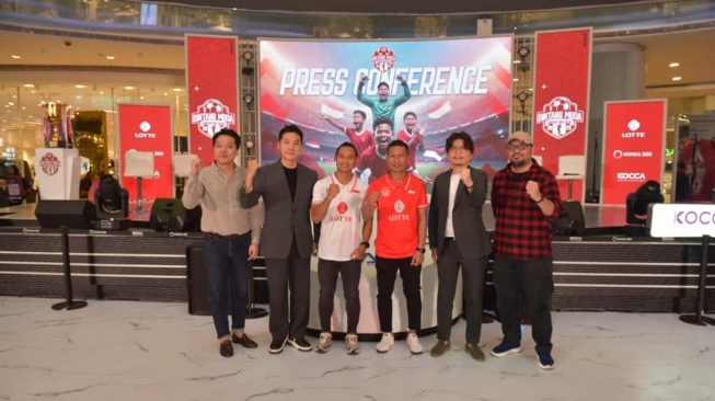 Dua legenda timnas Indonesia dan mantan pemain Borussia Dortmund melatih 40 anak berbakat dalam program “Bintang Muda Generasi Masa Depan 2025” di Bogor.. [Dok. Istimewa]