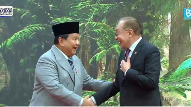 Bromance di KTT ASEAN: Prabowo Dipeluk Erat PM Malaysia, Tertawa Lepas Bak Kawan Lama