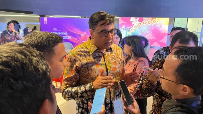 President Director and CEO Indosat Ooredoo Hutchison, Vikram Sinha saat ditemui di kantor IOH, Jakarta, Senin (27/10/2025). [Suara.com/Dicky Prastya]