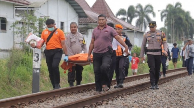 Tragis! Ibu di Blitar Tewas Tertabrak Kereta Api, Diduga Abaikan Peringatan