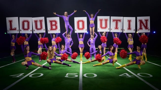 Christian Louboutin Hadirkan Panggung Fashion Megah di Lapangan Hijau