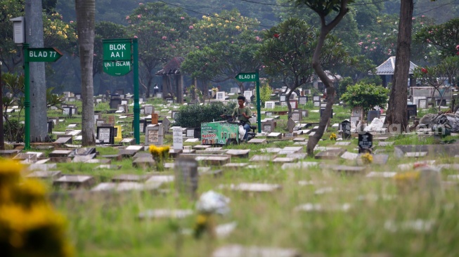Suasana area pemakaman di TPU Menteng Pulo, Jakarta, Senin (27/10/2025). [Suara.com/Alfian Winanto]