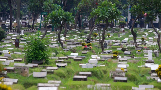Suasana area pemakaman di TPU Menteng Pulo, Jakarta, Senin (27/10/2025). [Suara.com/Alfian Winanto]