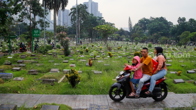 Suasana area pemakaman di TPU Menteng Pulo, Jakarta, Senin (27/10/2025). [Suara.com/Alfian Winanto]