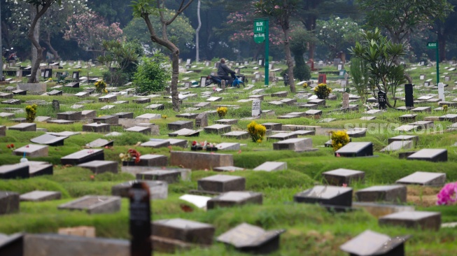 Suasana area pemakaman di TPU Menteng Pulo, Jakarta, Senin (27/10/2025). [Suara.com/Alfian Winanto]