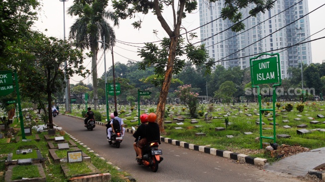Suasana area pemakaman di TPU Menteng Pulo, Jakarta, Senin (27/10/2025). [Suara.com/Alfian Winanto]